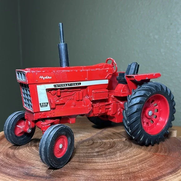ERTL Vintage Farmall International Harvester 966 - 1/16 scale - Picture 4 of 17